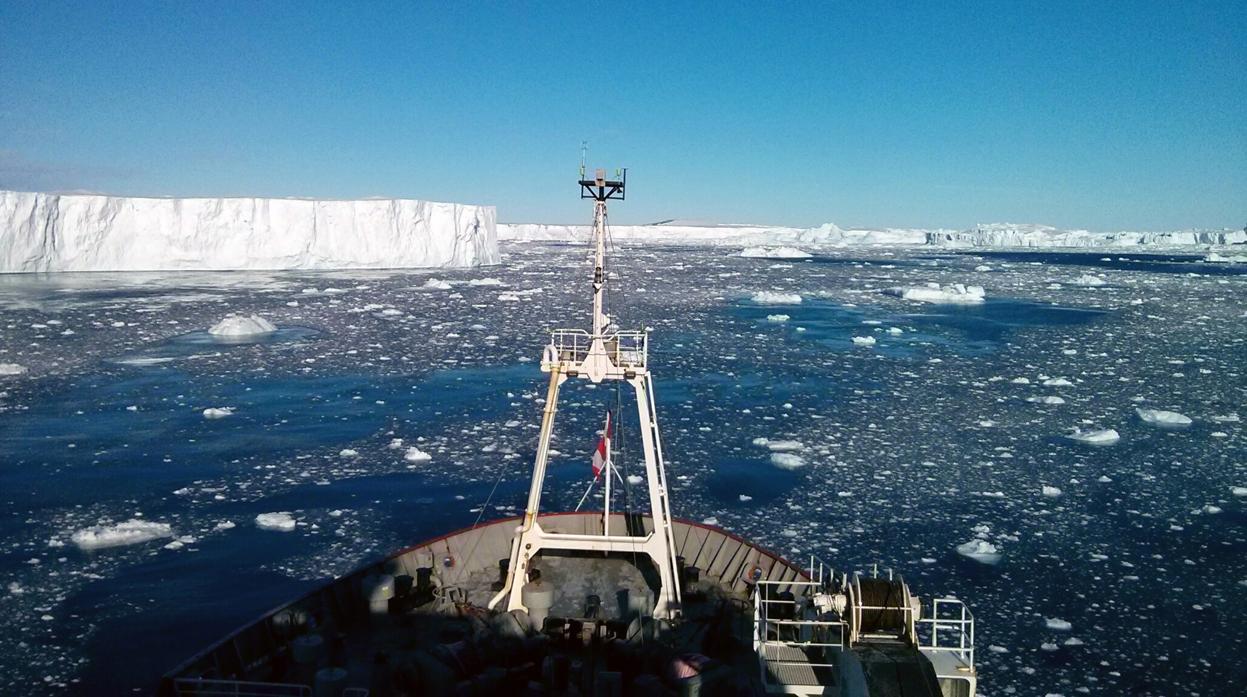 La proa del rompehielos RRS James Clark Ross en una expedición científica en 2014, durante la cual los científicos descubrieron la fuente de calor volcánico activa debajo del glaciar