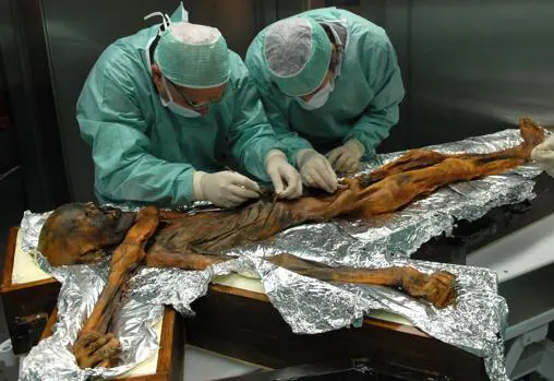 Los investigadores toman muestras de Ötzi