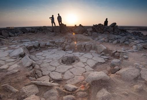 Una de las estructuras de piedra del sitio Shubayqa 1. La chimenea, donde se encontró el pan, está en el medio