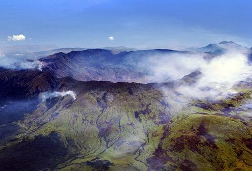 Vista aérea de la caldera del Monte Tambora, con sus seis kilómetros de diámetro