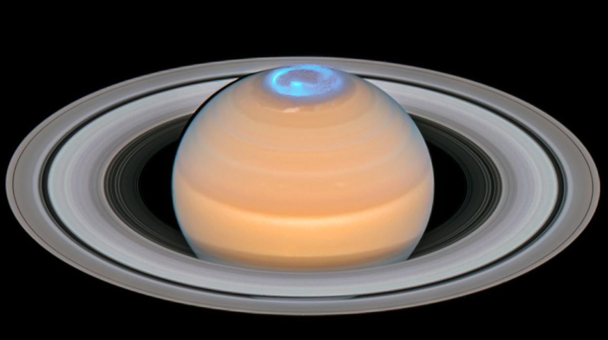 Imagen compuesta con los colores reales de Saturno y las auroras boreales (en azul)