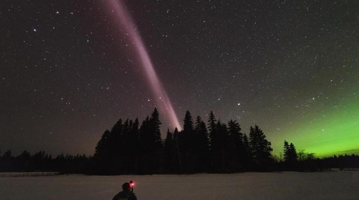 Steve (izquierda) aparece como una delgada cinta púrpura durante la aurora (derecha), pero no es una aurora en sí misma