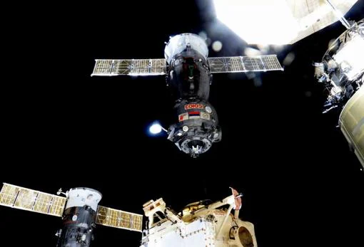 Una cápsula Soyuz abandona la Estación Espacial Internacional en 2015