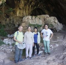 Los investigadores, en la entrada de la cueva de Raqefet