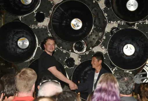 Elon Musk y Yusaku Maezawa se estrechan las manos durante la presentación