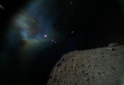 Fotografía tomada por el rover Minerva II-1B de la superficie del asteroide Ryugu