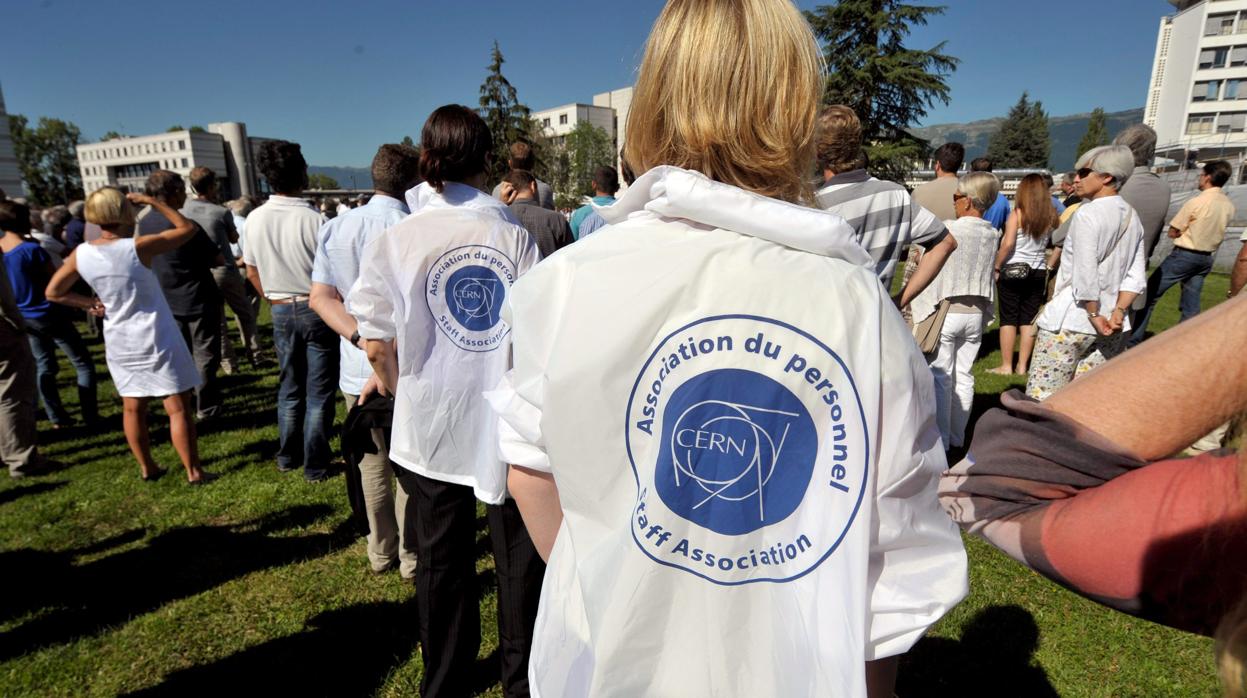 Científicos del CERN operando en el acelerador de partículas