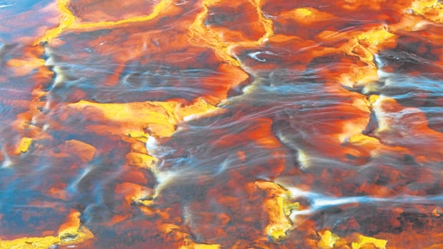 Aguas color sangre del río Tinto