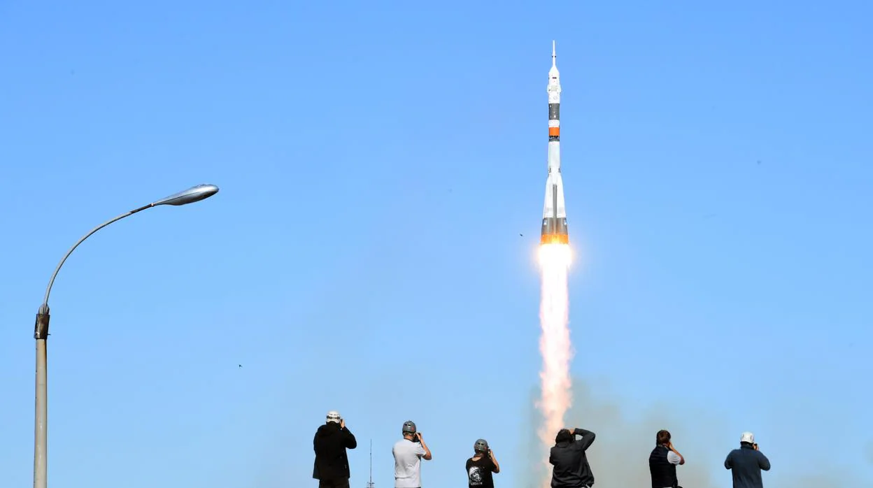 Despegue del cohete MS-10 transportando la cápsula Soyuz con dos tripulantes a bordo, momentos antes del fallo y del aterrizaje de emergencia