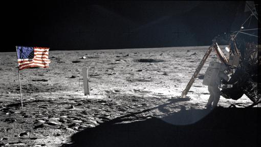 Neil Armstrong recoge herramientas en un compartimento del módulo lunar