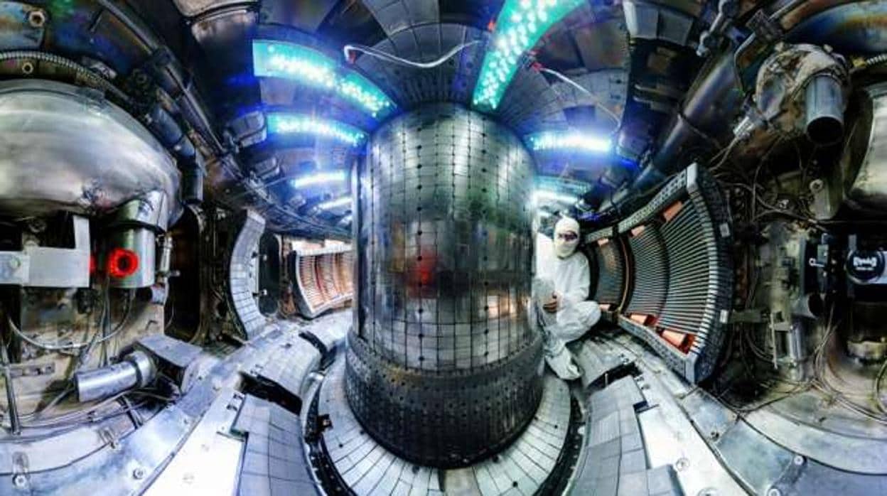 El interior del experimento de fusión Alcator C-Mod, también del MIT, con uno de los científicos encargados de revisar las instalaciones que albergarán el proyecto SPARC