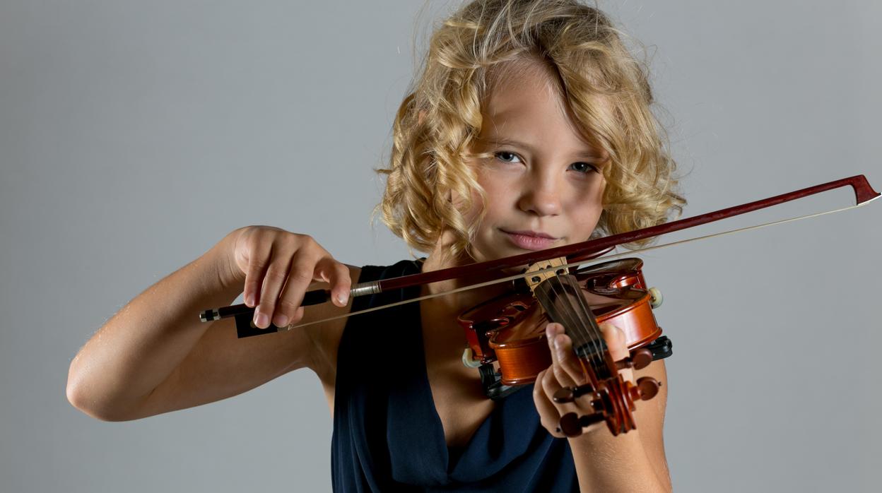 Una niña toca el violín