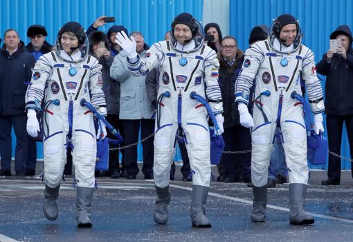 Los astronautas Anne McClain, Oleg Kononenko y David Saint-Jacques, antes de subir a la Soyuz