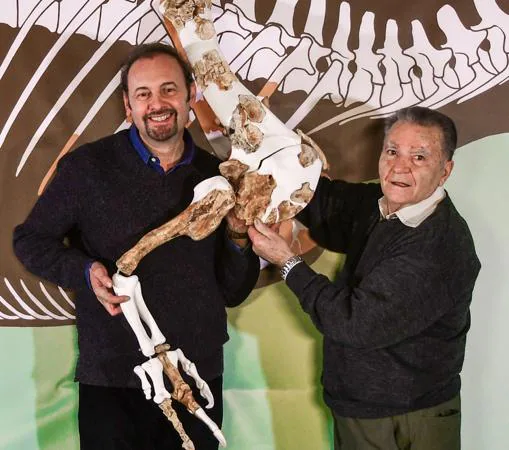 Cristiano Dal Sasso (izquierda) y Angelo Zanella (derecha) sostienen una de las extremidades del «Saltriovenator»