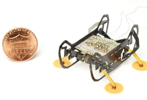 El HAMR-E al lado de una moneda de un centavo de dólar y de un peso de menos de 1,5 gramos