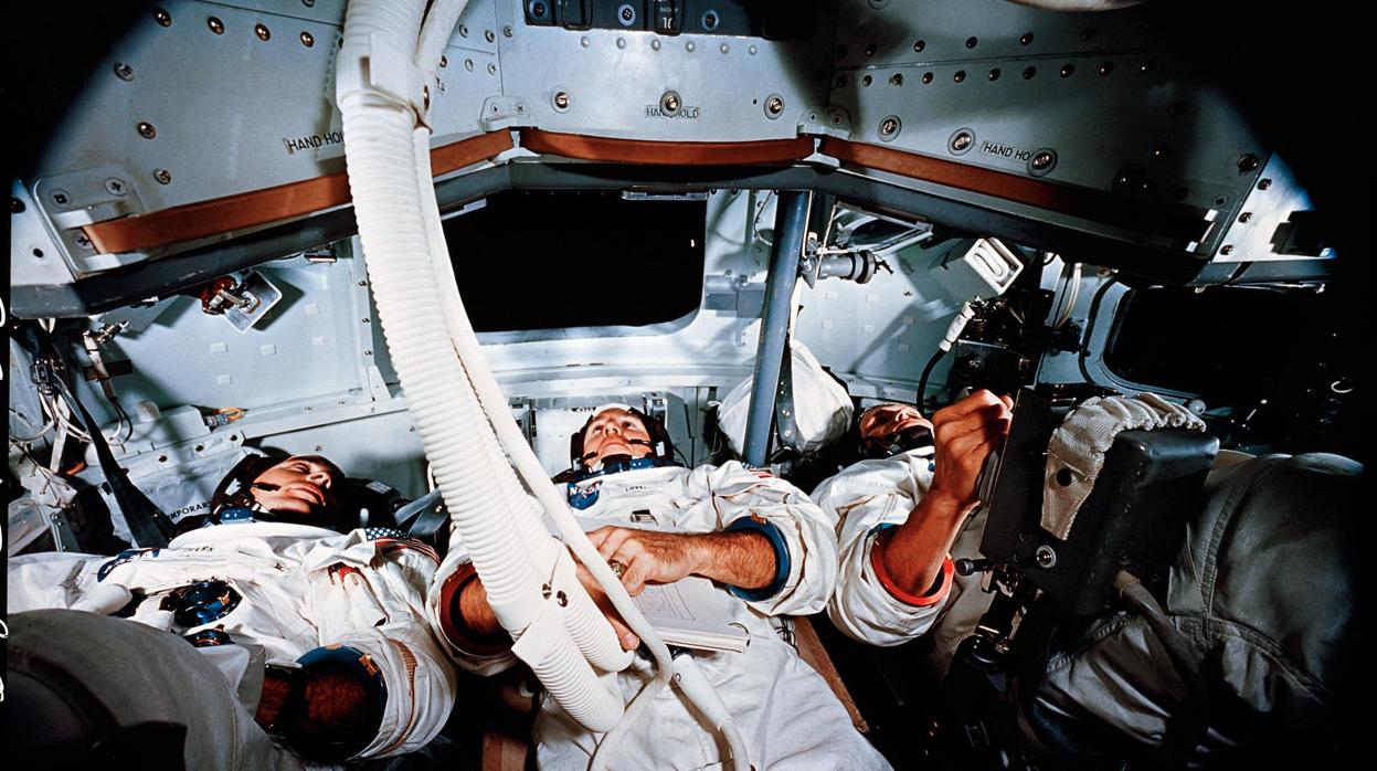Interior de una cápsula de entrenamiento con los tripulantes del Apolo 8