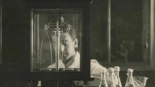 Un científico pesa en una báscula en 1929