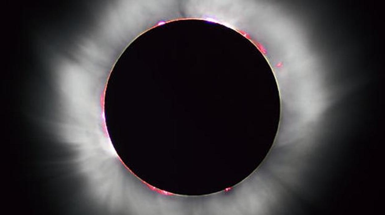 Fotografía de un eclipse solar total tomada en Francia en 1999