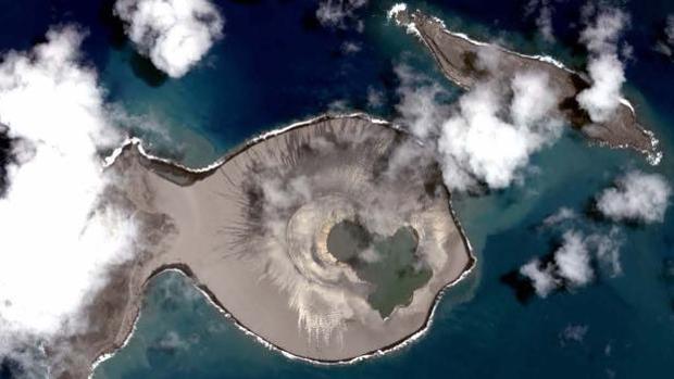 Visitan la extraña isla que la NASA vio surgir de la nada hace cuatro años