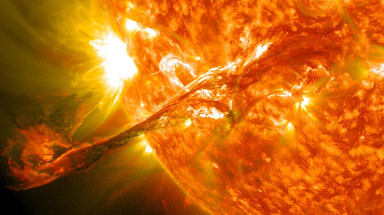Esta enorme llamarada emitida por el Sol en Agosto de 2012 es decenas de veces mayor que la Tierra, pero quedaría en nada al lado de la que se acaba de detectar, 10.000 millones de veces más potente