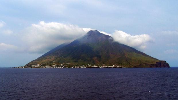 El volcán Estrómboli provocó tres tsunamis devastadores en el Mediterráneo y puede repetirlos
