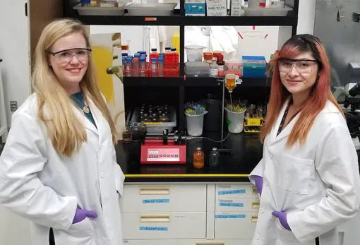 Laurie Barge, a la izquierda, y Erika Flores, a la derecha, en el Laboratorio del JPL en Pasadena, California