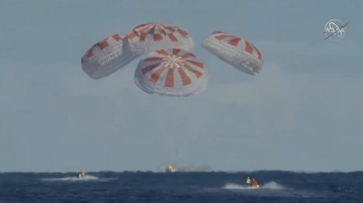 La cápsula Crew Dragon, en el momento de posarse sobre el océano, esta tarde