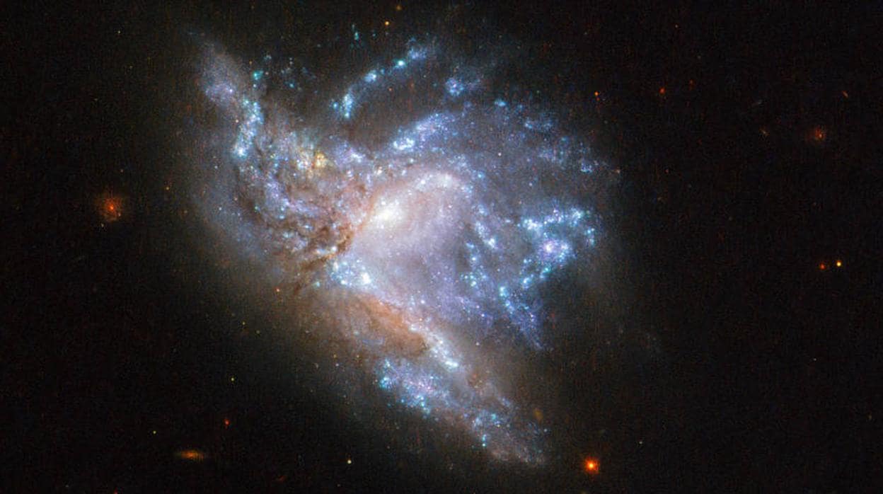 Instantánea de la NGC 6052 tomada por el telescopio espacial Hubble