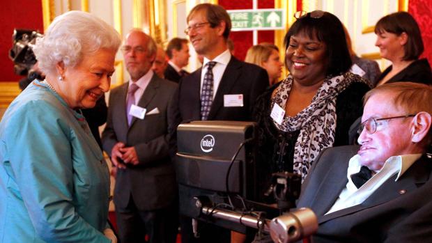 La enfermera de Stephen Hawking es suspendida y acusada de desatenderle