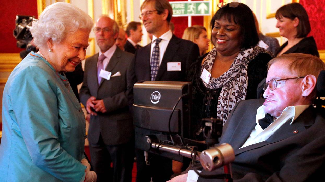 Patricia Dowdy junto a Stephen Hawking (izquierda) en la recepción en Buckingham Palace