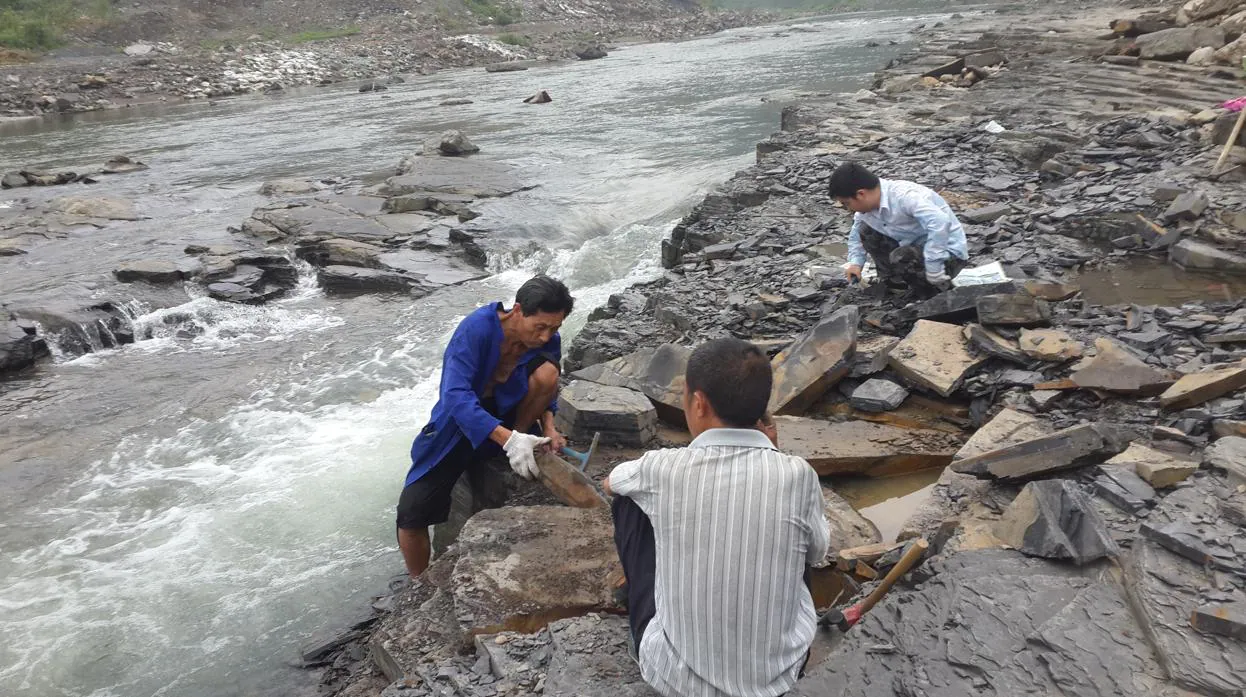 Investigadores trabajan en el yacimiento junto al río Danshui, en China