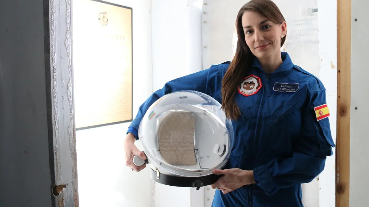 natalia Larrea posa junto al casco espacial