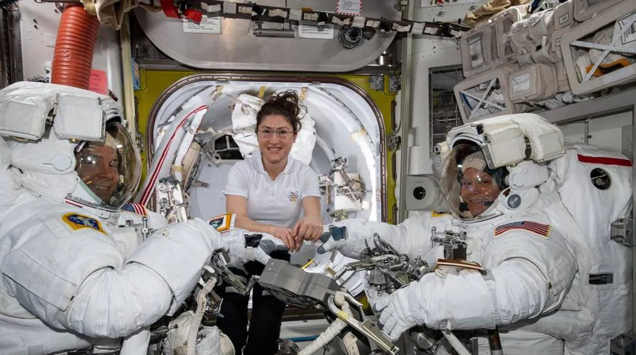 Los astronautas Christina Koch (centro), Nick Hague (izquierda) y Anne McClain