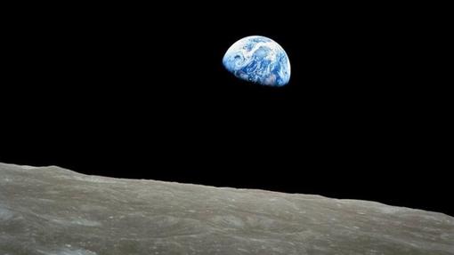 Una de las primeras imágenes de la Tierra desde la órbita de la Luna