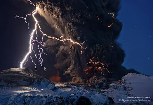 Erupción del volcán Eyjafjallajökull en Islandia, en abril de 2010