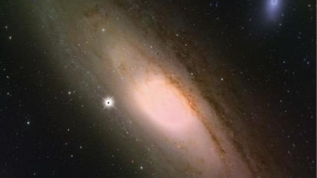 Hawking se equivocaba: la materia oscura no está hecha de agujeros negros microscópicos