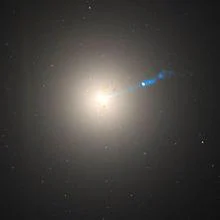 Imagen de M87. El agujero negro de su núcleo emite un enorme jet, visible en la imagen