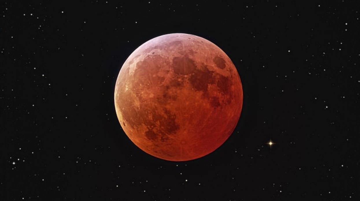 ¿Por qué hoy habrá una «Luna rosa» en el cielo?