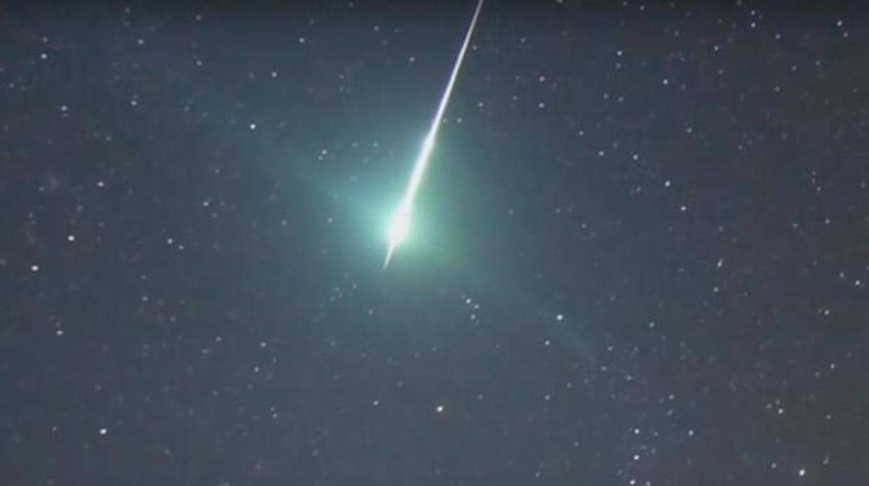 Un meteoro durante una lluvia de estrellas