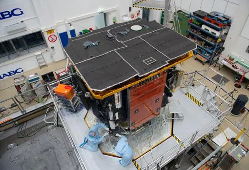 La nave espacial Solar Orbiter durante los preparativos para la campaña de pruebas de vibración en las instalaciones de IABG en Ottobrunn, Alemania