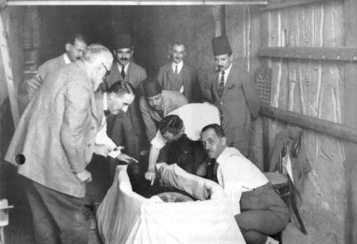 Lord Carnarvon y Howard Carter examinan la momia, el 11 de noviembre de 1922
