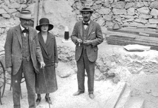 De izquierda a derecha, Lord Carnarvon, su hija, Lady Evelyn Herbert, y el arqueólogo Howard Carter, en el acceso a la tumba de Tutankamón, en noviembre de 1922