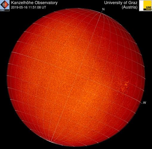 Imagen del momento en el que la fulguración sale de la superficie solar (cuadrante superior derecha)