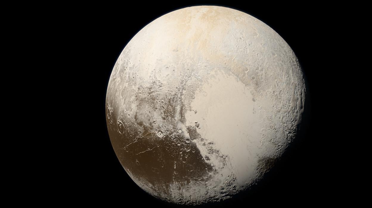 Imagen en color natural de Plutón tomada por la nave New Horizons de la NASA en 2015