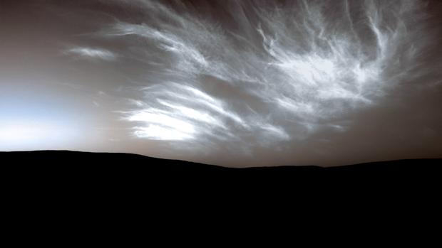 Las impresionantes imágenes de unas extrañas nubes brillantes en el cielo de Marte