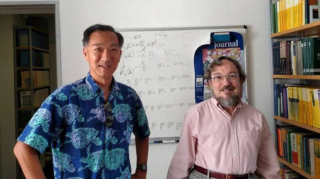 La idea surgió de un «problema de juguete» que el matemático Emory Ken Ono (izquierda) presentó como un «regalo» para Don Zagier (derecha) por su 65 cumpleaños. El problema se ve en la pizarra detrás de ellos