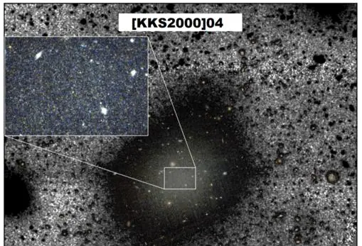 La galaxia ultra difusa [KKS2000]04 (NGC1052-DF2), en la constelación de Cetus, hasta ahora considerada una galaxia sin materia oscura