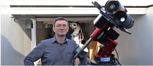El profesor Hakan Kayal al lado del telescopio lunar