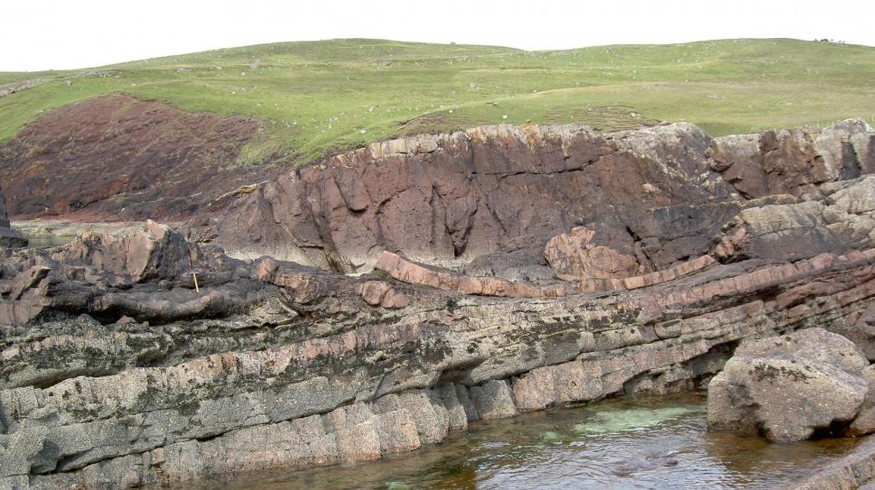 Capas laminares de areniscas han preservado el cráter, bajo la cuenca de Minch