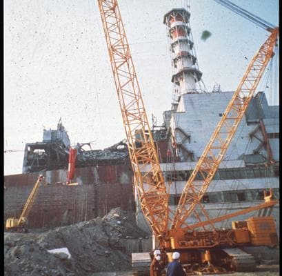 Trabajos de construcción de un sarcófago tras la destrucción de la central